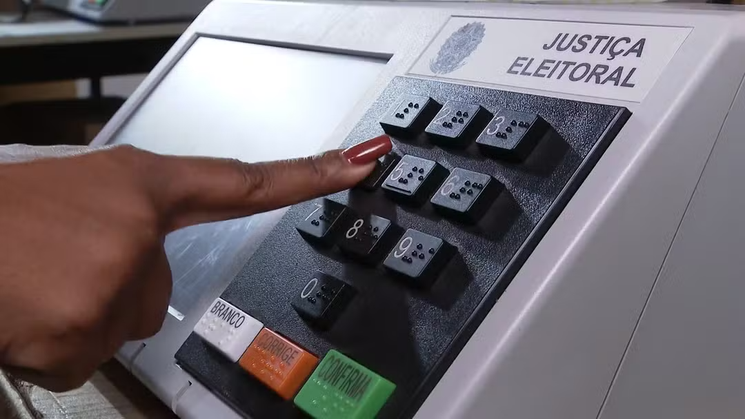 Mais de 2,8 milhões de eleitores vão às urnas neste domingo (25) no Amazonas