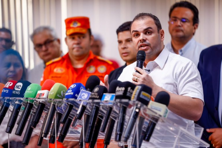 Governador Roberto Cidade durante coletiva de imprensa. (Reprodução/Secom)