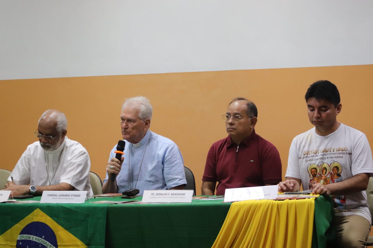 Da esquerda para a direita: o bispo auxiliar de Manaus, Dom Zenildo; o cardeal da Amazônia, Dom Leonardo Steiner; o padre Geraldo Bendaham; e o presidente do Conselho de Leigos da Arquidiocese de Manaus, Josiel Coelho. (Reprodução/Arquidiocese de Manaus)