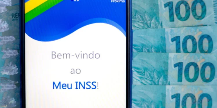 Antecipação do 13º salário para beneficiários do INSS deve injetar R$ 630 mi na economia do AM