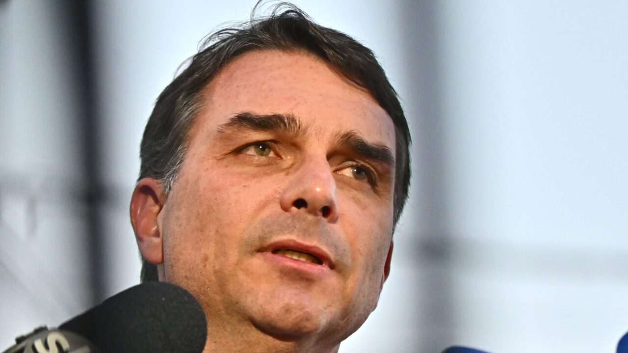 Flávio Bolsonaro suaviza discurso e tenta reverter desgaste sobre a Zona Franca