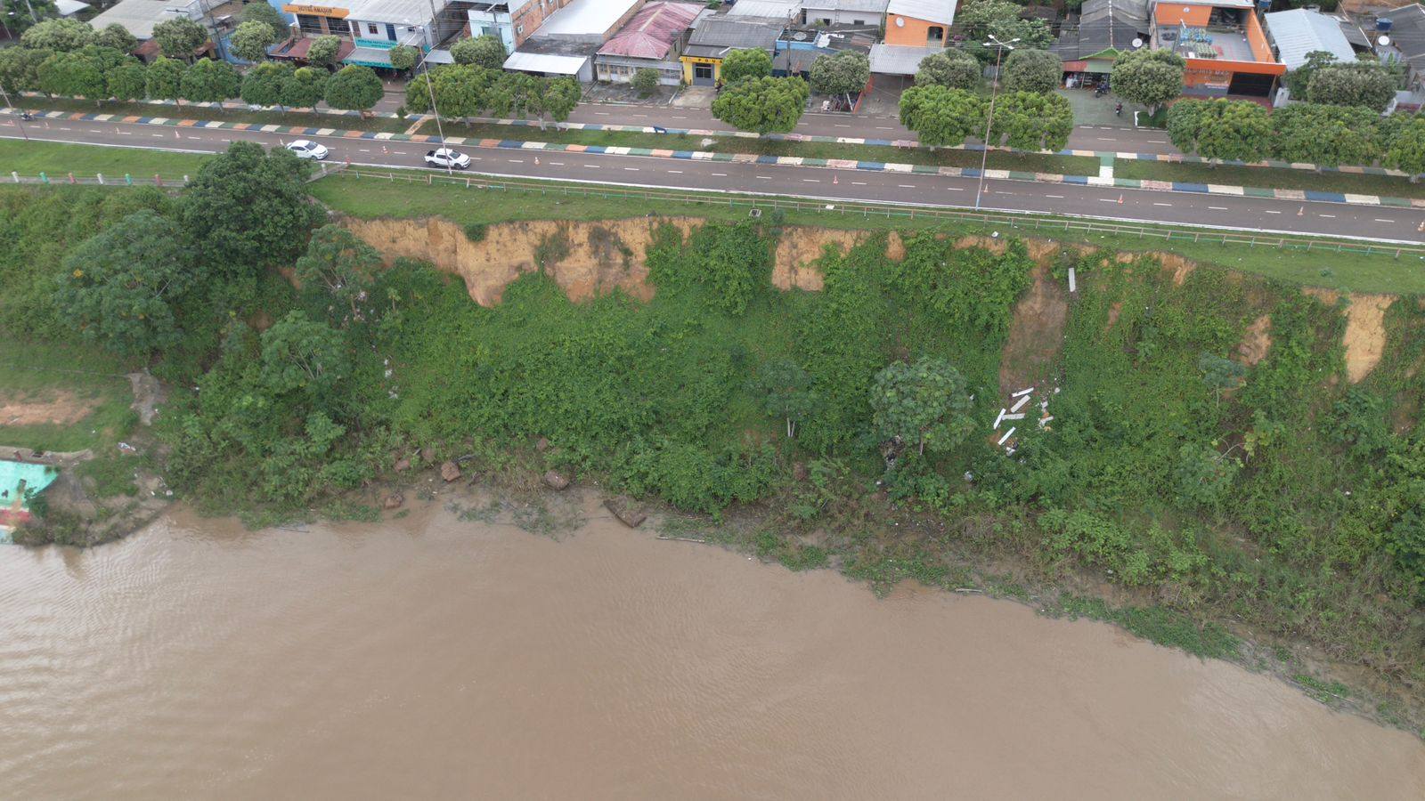Urucurituba decreta emergência por causa de grave erosão na orla da cidade
