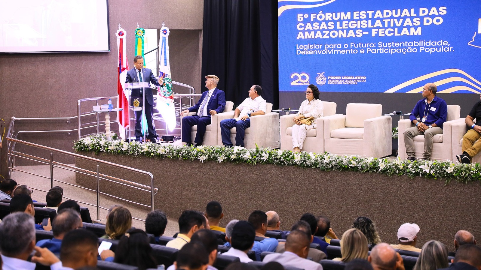 Prefeitos e vereadores dos 62 municípios do AM se reúnem em evento na Aleam