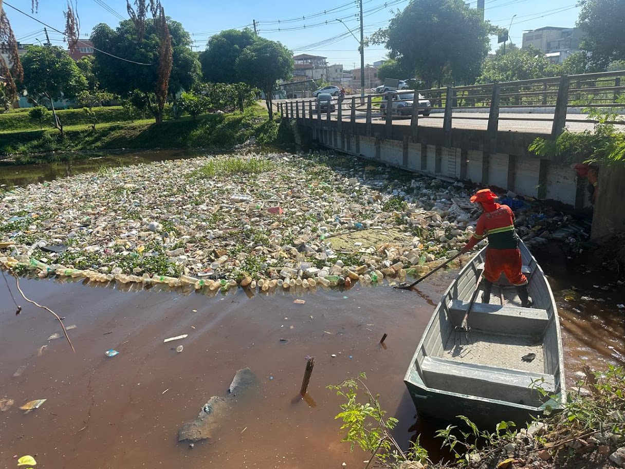Prefeitura afirma que mais de mil toneladas de lixo foram retiradas da orla do rio Negro em 2026