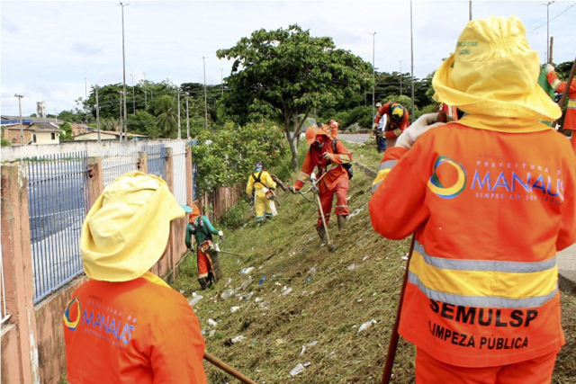 Quadro de garis em Manaus reduz 80% em 30 anos e prefeitura aposta em terceirização