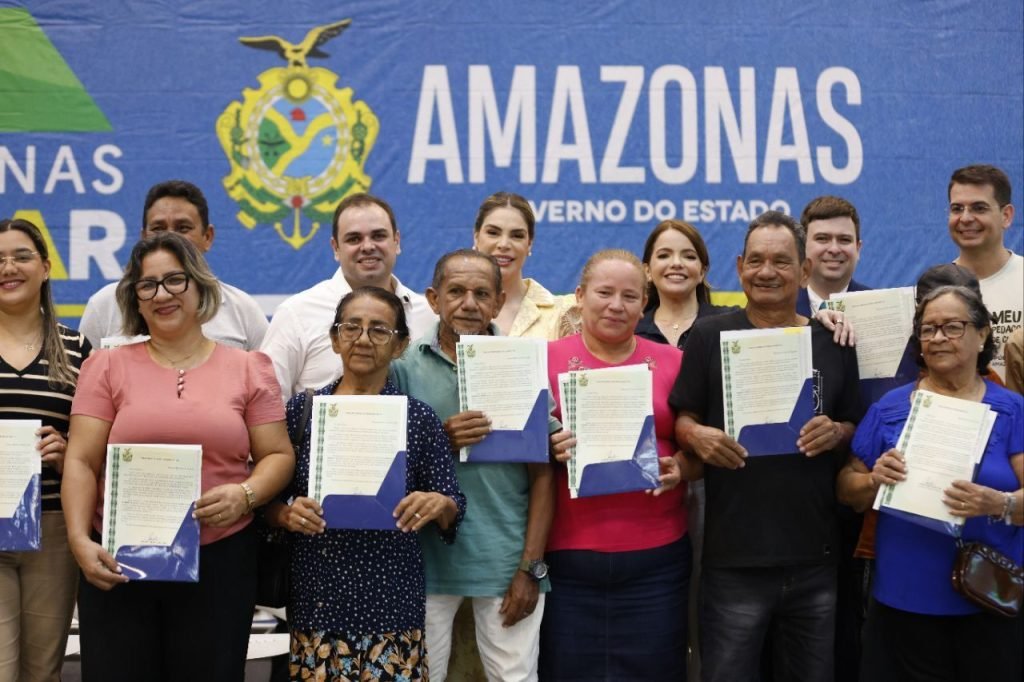 Mais de 500 títulos de terra são entregues a moradores de Manaus