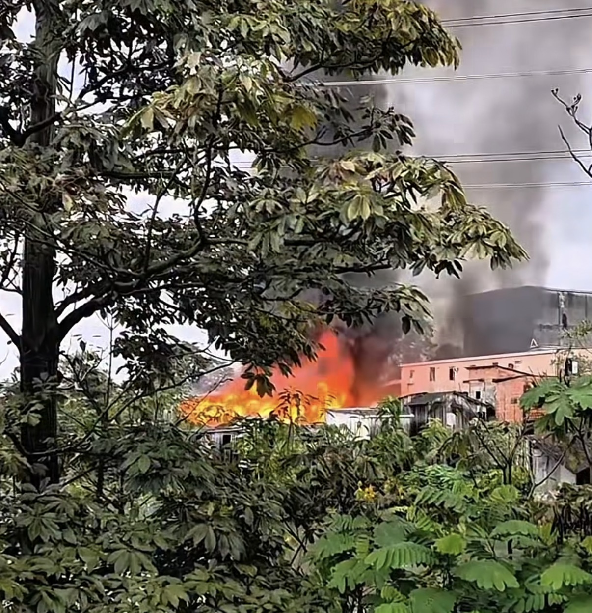 Incêndio de grandes proporções destrói casas no bairro São Jorge