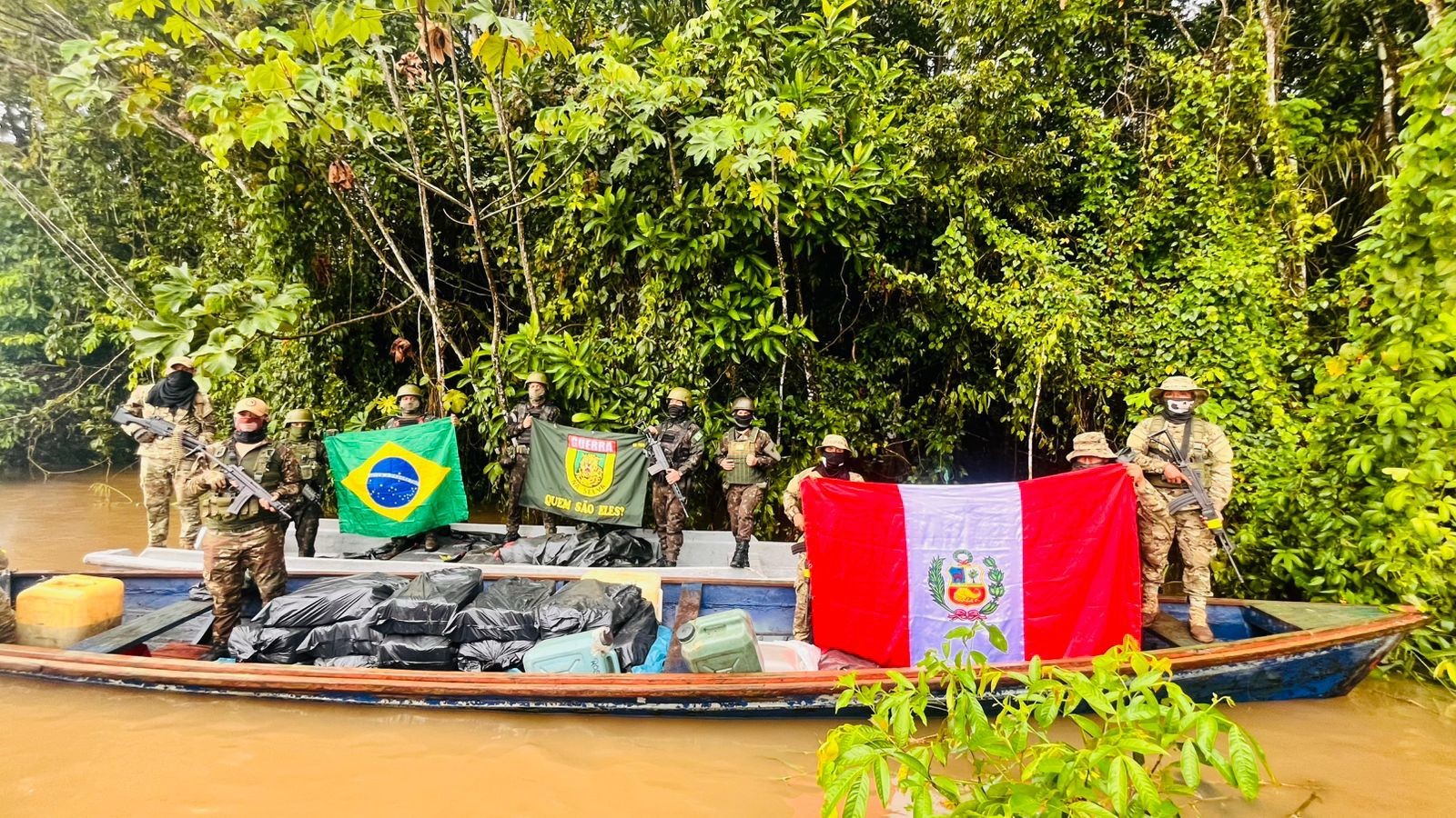 Militares de Brasil e Peru apreendem quase uma tonelada de drogas em ação no AM