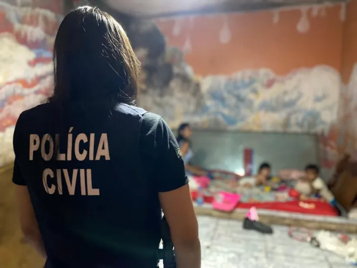 Crianças são resgatadas de quarto insalubre no Centro e festa irregular é encerrada na zona Leste
