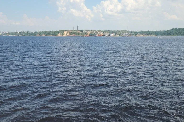 Rio Negro em Manaus ultrapassa cota de alerta e se aproxima do nível de inundação