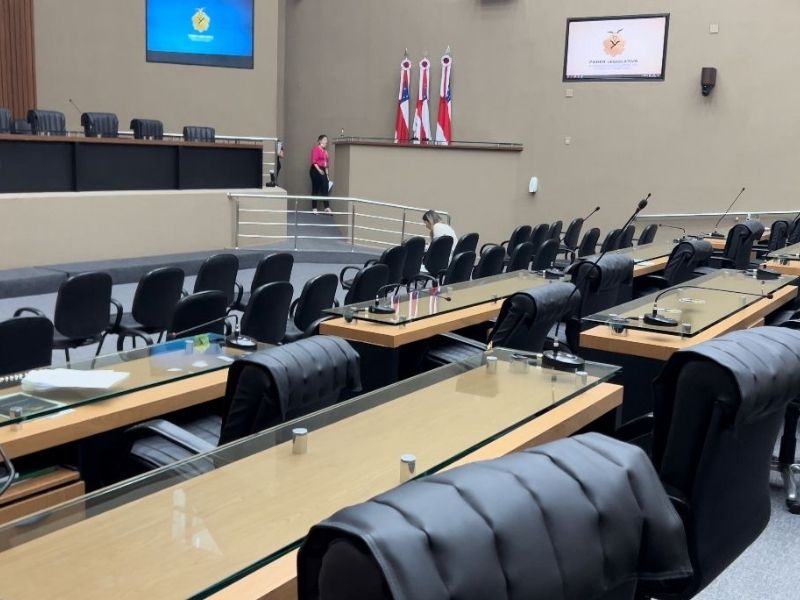 Deputados divergem sobre permanência da titular da Secretaria Estadual de Saúde