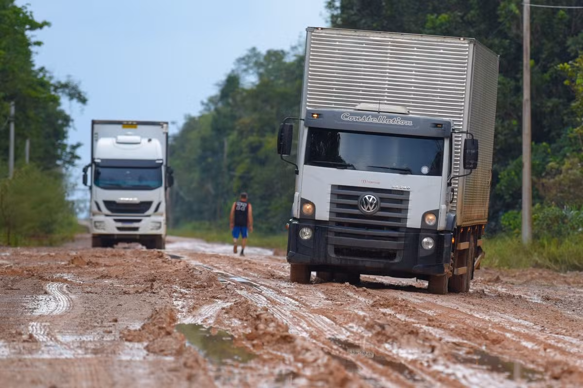 Seguradoras se negam a cobrir prejuízos de caminhões e mercadorias na BR-319