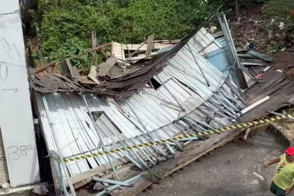Casa desaba no Centro de Manaus com duas idosas dentro