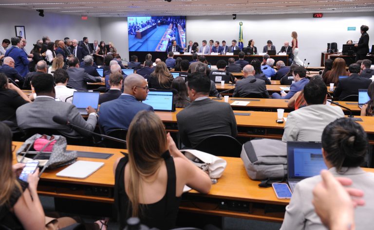 Comissão da Câmara vota nesta segunda-feira (25) parecer sobre fim da escala 6X1