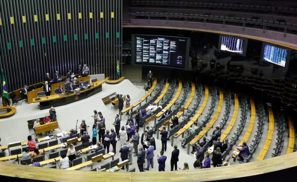 Deputados Federais do AM votam 100% a favor do projeto que acaba com escala 6X1