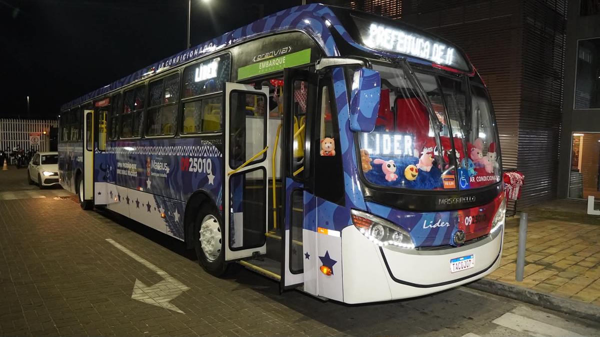 Usuários aprovam ônibus temático que leva magia do Festival de Parintins para ruas de Manaus