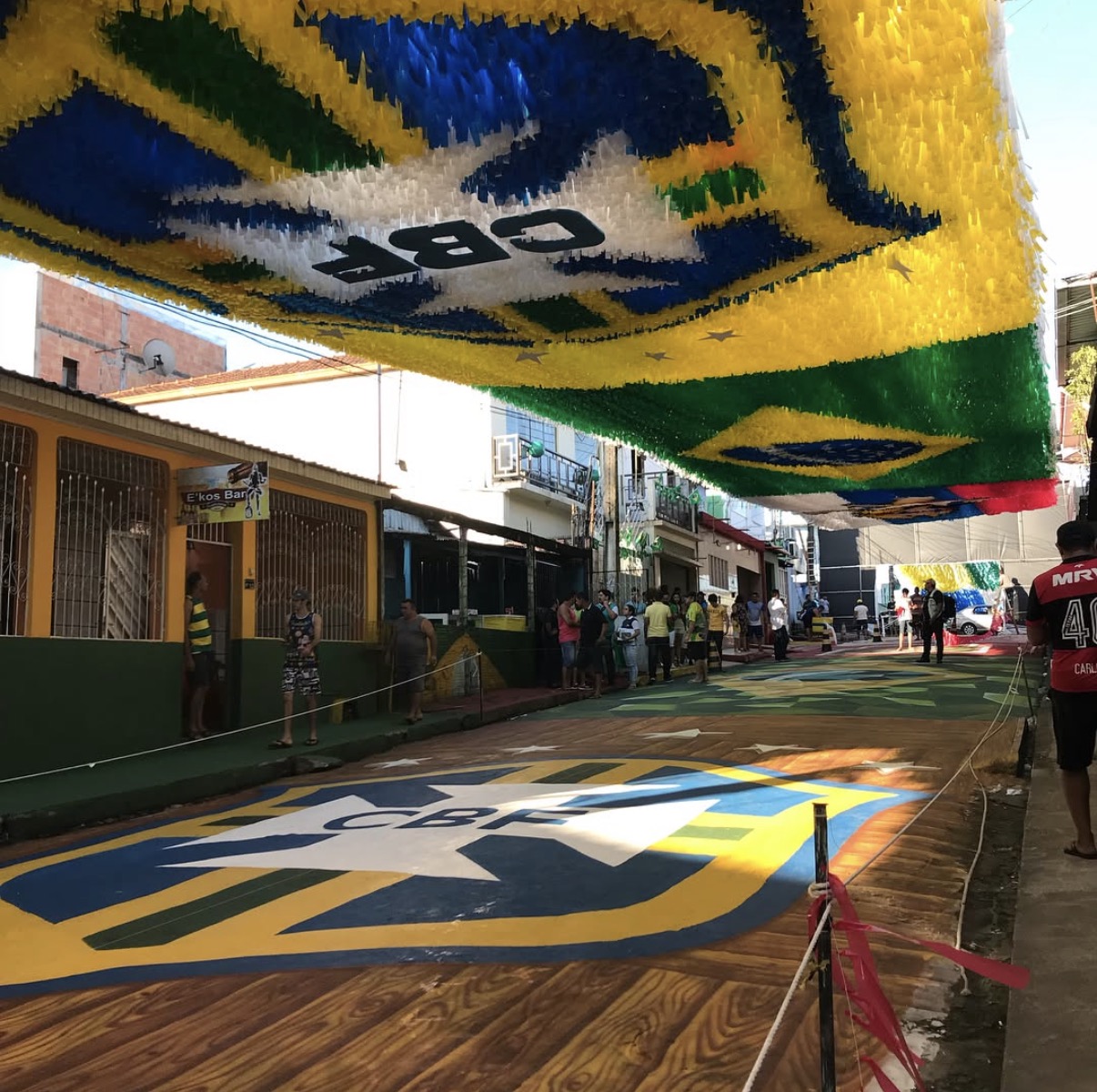 Ruas enfeitadas para a Copa unem comunidades e atraem visitantes em Manaus