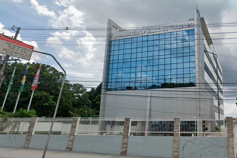 Funcionários de cartório em Manaus fazem protesto após demissões em massa