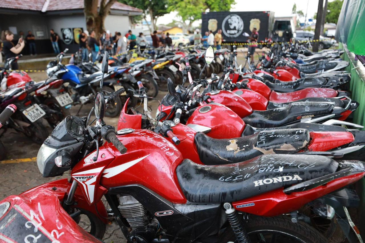Quarenta e sete motos são recuperadas pela polícia no interior e devolvidas em Manaus