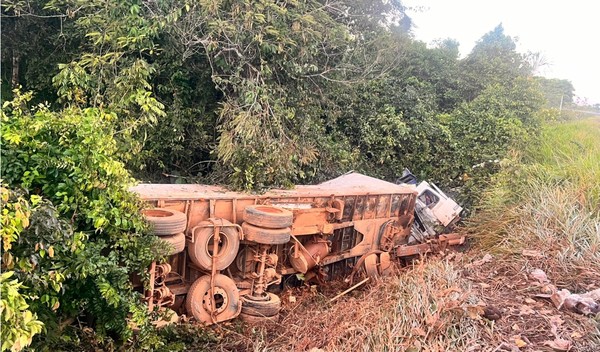 Carreta cai em ribanceira às margens da BR-319 e duas pessoas morrem