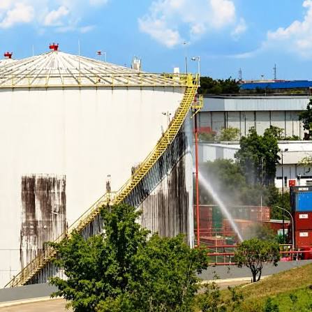 Bombeiros seguem com resfriamento do tanque de gás estireno no Distrito Industrial