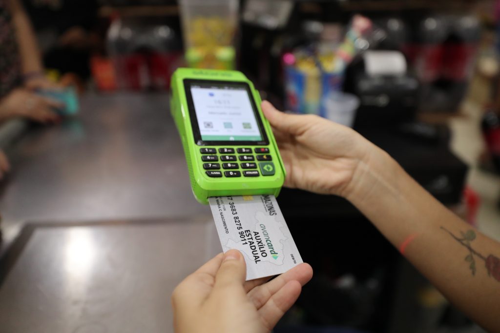 Reajuste do Auxílio Estadual para R$ 250 sairá de redução da máquina, afirma governador