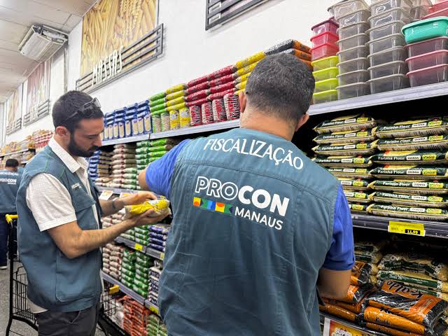 Procon apreende produtos irregulares em quatro supermercados de Manaus