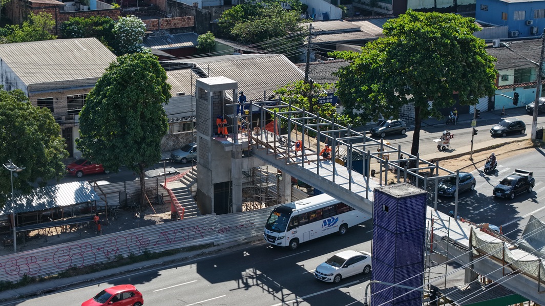Reconstrução de passarela na avenida Torquato Tapajós chega a 65% de conclusão