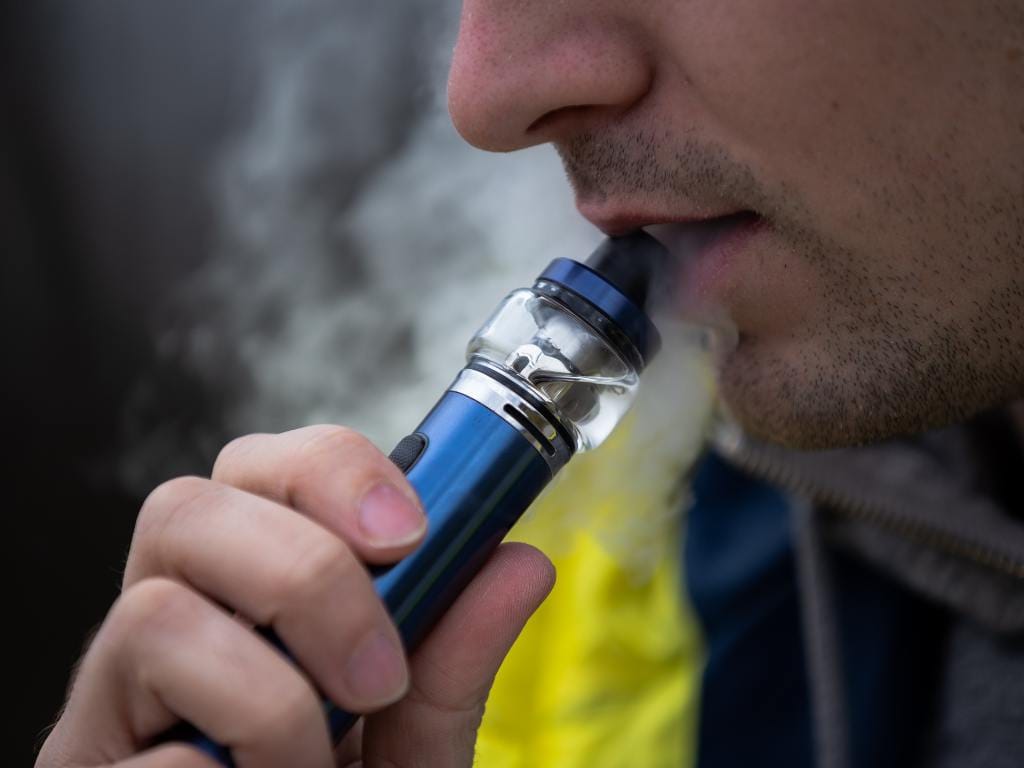 Uso de cigarros eletrônicos pode aumentar os riscos à saúde bucal
