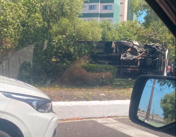 Ônibus tomba e deixa pessoas feridas na avenida São Jorge