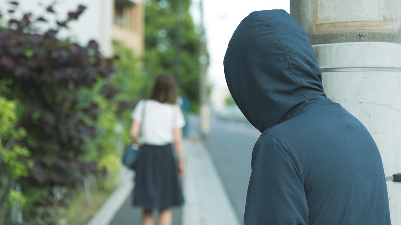 Stalking: entenda como crime de perseguição contra mulheres se configura e pode ser denunciado