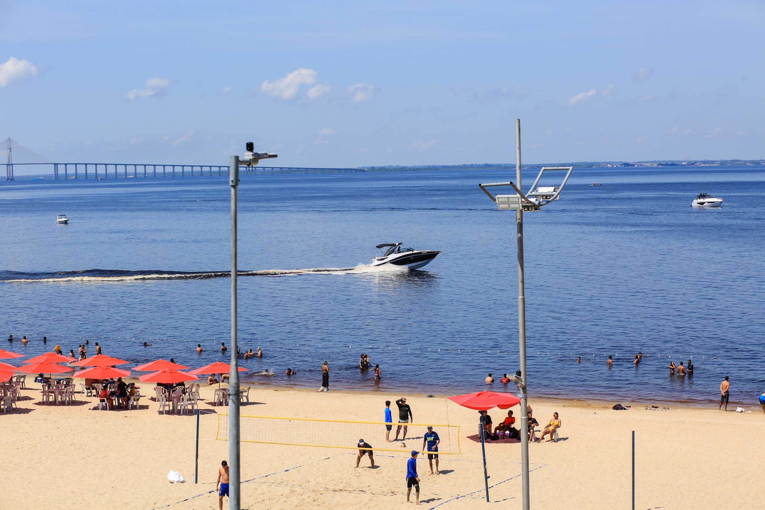 Movimento em praias cresce em Manaus e banhistas pedem fiscalização sobre veículos aquáticos 