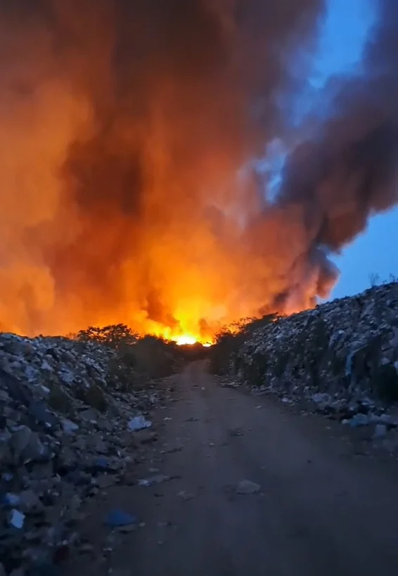 Bombeiros seguem trabalhos para conter incêndio de grandes proporções no lixão de Iranduba