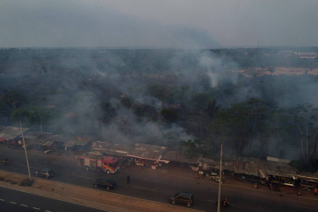 Incêndio no aterro de Iranduba é controlado, mas bombeiros seguem no local para evitar novos focos