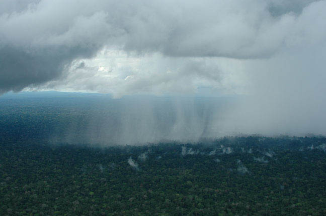 Inmet emite alerta de chuvas para 24 cidades do AM nesta quarta-feira (19)