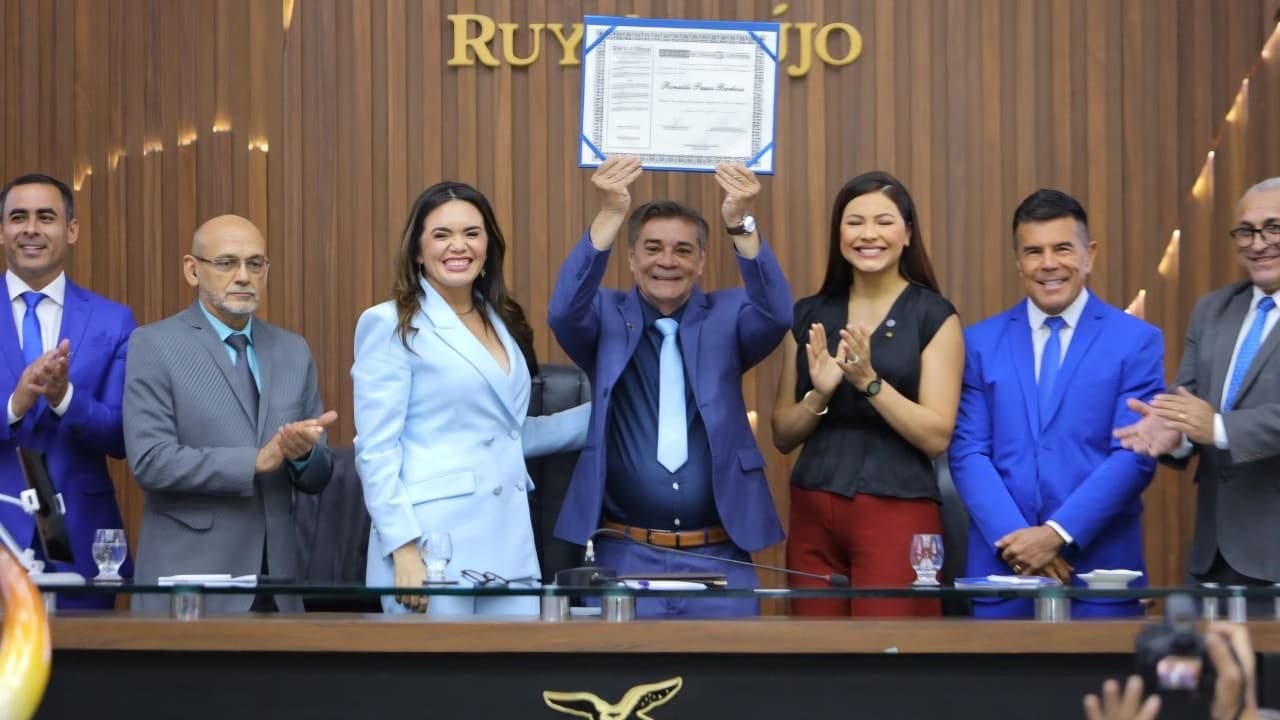 Ícone do Festival de Parintins, Ronaldo Barbosa recebe título de cidadão amazonense