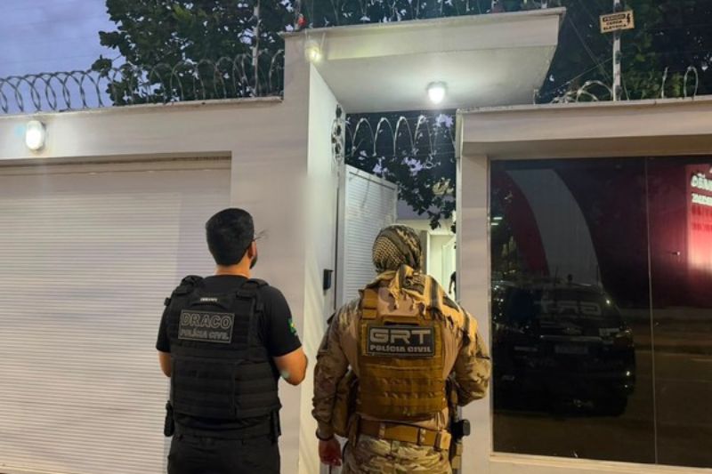 Delegado e policial civil do AM são presos suspeitos de roubar R$ 800 mil e ouro em Roraima