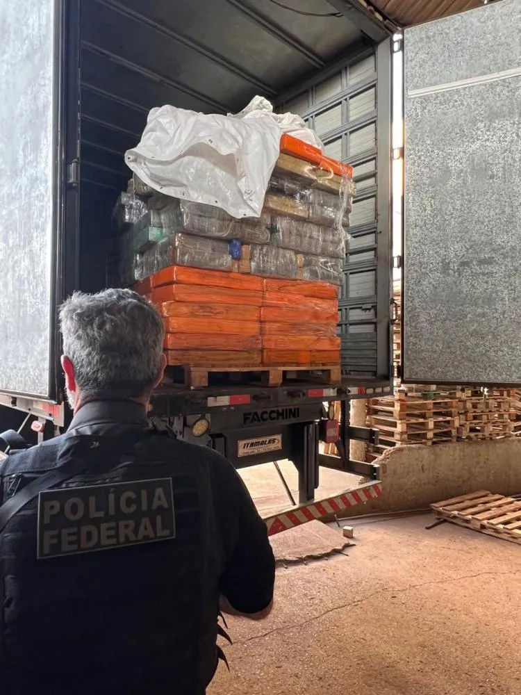 PF destrói toneladas de materiais usados pelo tráfico de drogas na fronteira com Peru