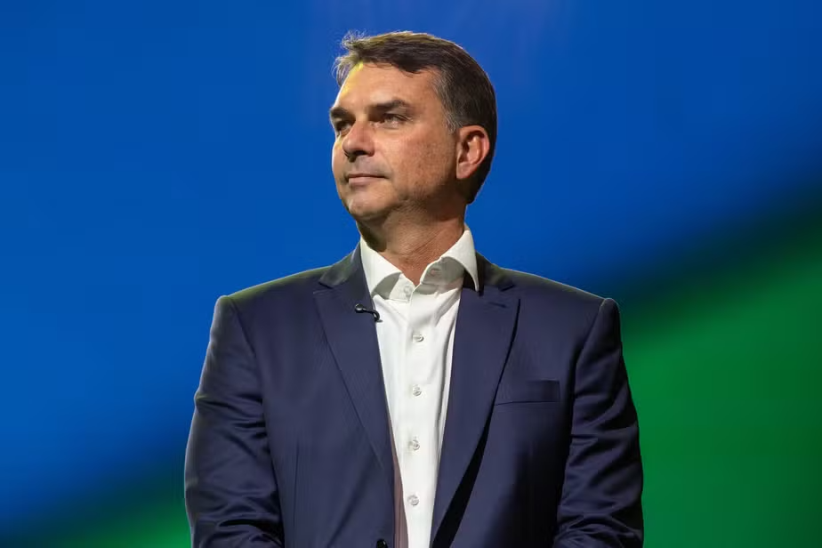 Flávio Bolsonaro cumpre agenda em Manaus no dia 12 de setembro 