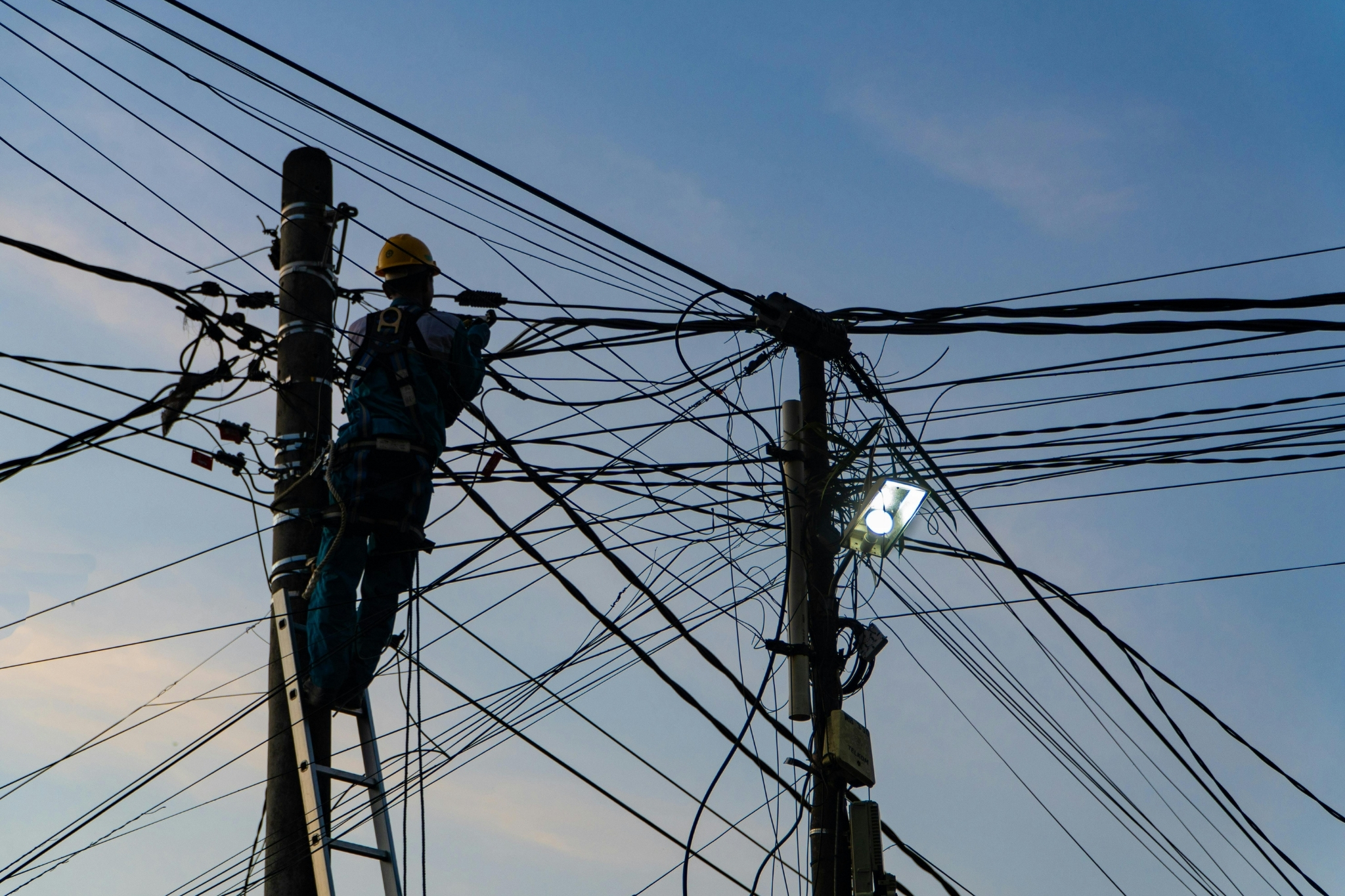 MP-AM abre inquérito para apurar substituição de fiação elétrica em Manaus