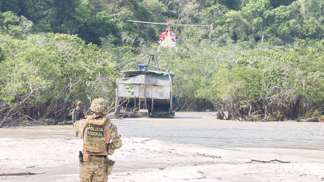 Onze dragas de garimpo são destruídas pela PF em operação no Amazonas