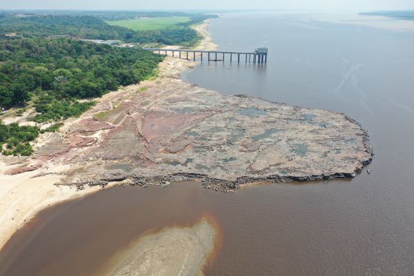 Nível do rio Negro se aproxima da cota que permite cobrança da “taxa da seca”