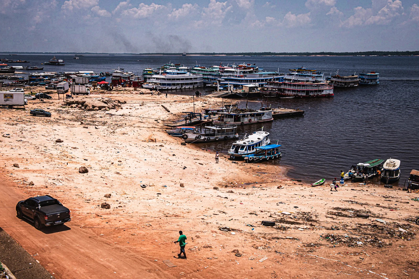 Rio Negro atinge em Manaus cota que permite cobrança da “taxa da seca”