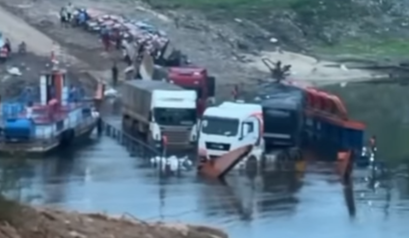 Balsa afunda com carretas e causa fila em travessia na BR-319