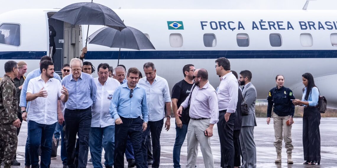 Ministro anuncia atuação das Forças Armadas e 16 aeronaves no combate às queimadas no AM