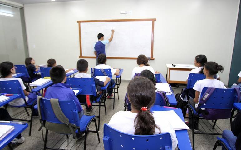 Suspensas por causa da fumaça, aulas presenciais em Manaus retornam na terça-feira (27)