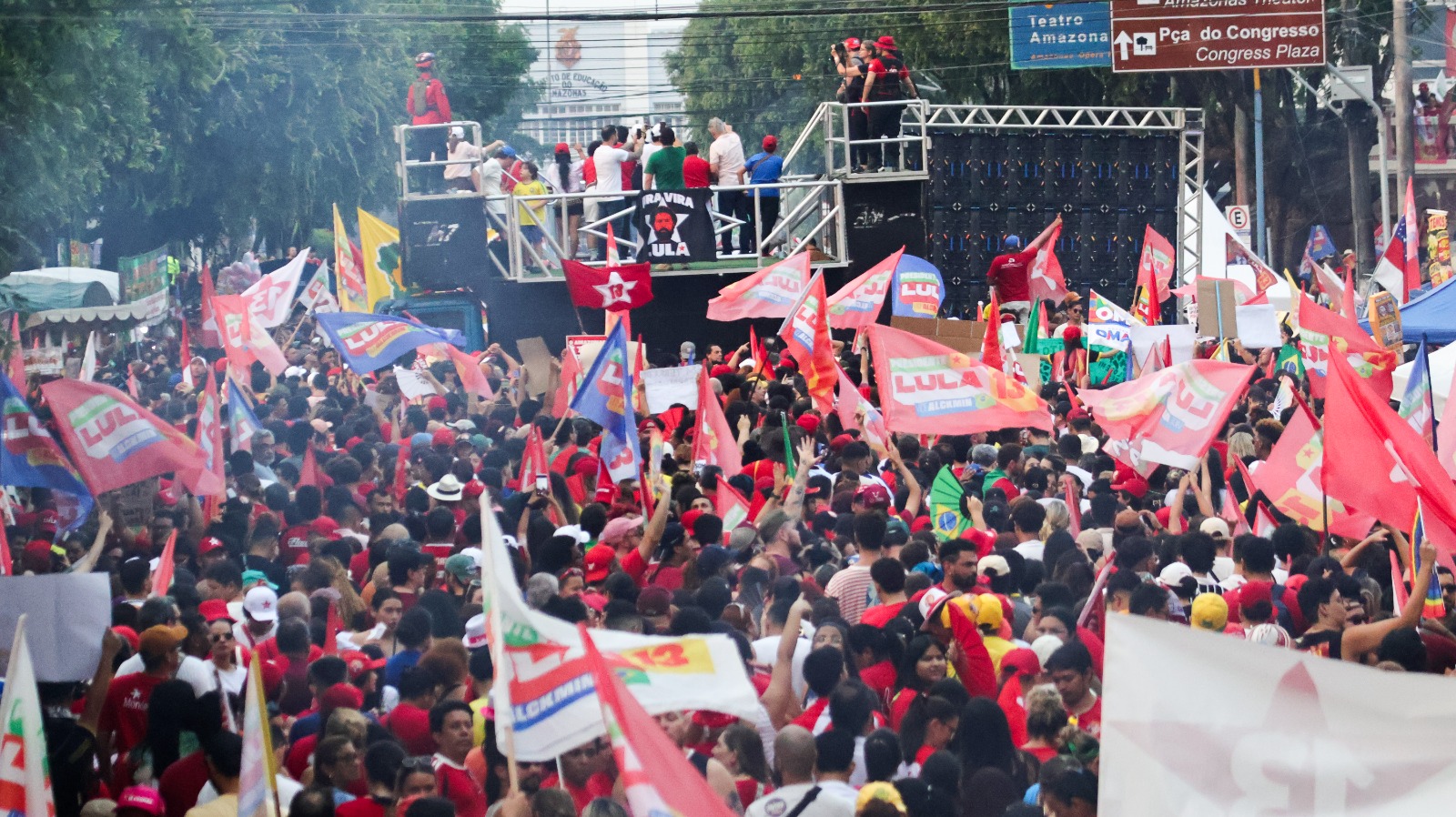 Ato de encerramento da campanha de Lula reúne apoiadores no Largo de São Sebastião
