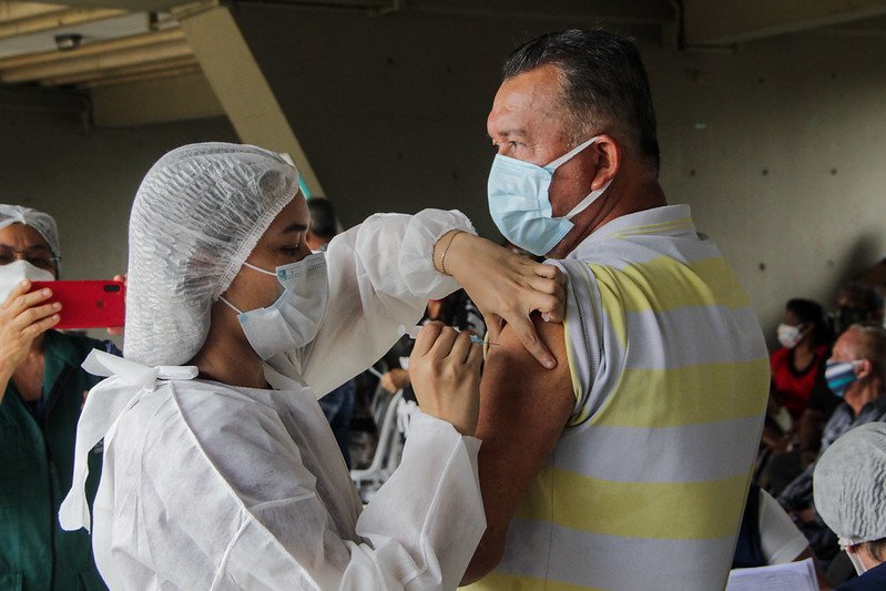 Até às 16h da tarde, seis pontos de vacinação estão disponíveis para a imunização das pessoas com idade a partir de 30 anos, em Manaus.