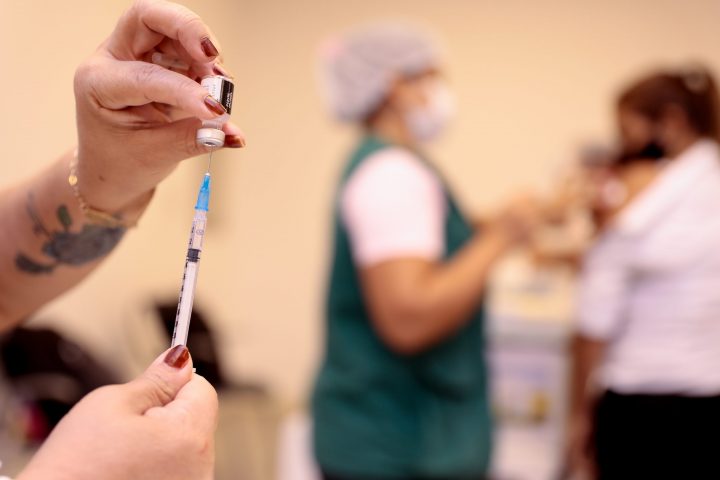 Vacinação de pessoas a partir de 32 anos em Manaus continua neste sábado