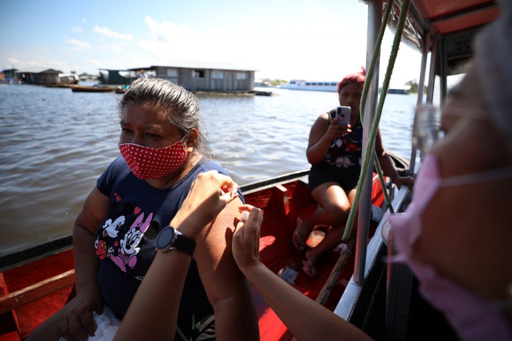 Mutirões imunizam mais de 15 mil pessoas contra a Covid-19 no Amazonas